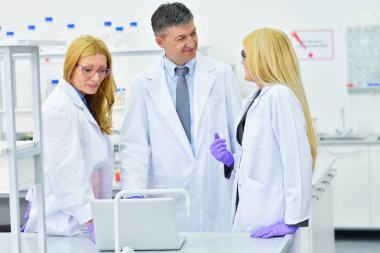 Laboratuvarda çalışan insanların grup