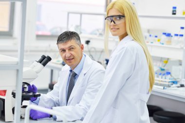 Laboratuvarda çalışan bilim adamları