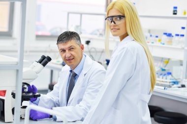 Laboratuvarda çalışan bilim adamları