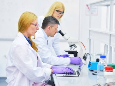 Laboratuvarda çalışan insanların grup