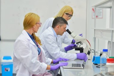 Laboratuvarda çalışan insanların grup