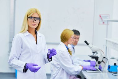 Laboratuvarda çalışan insanların grup