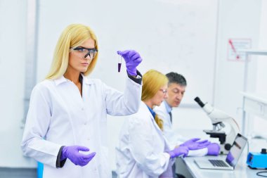 Laboratuvarda çalışan insanların grup