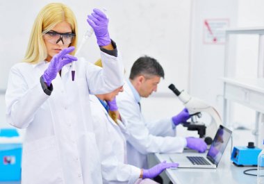 Laboratuvarda çalışan insanların grup