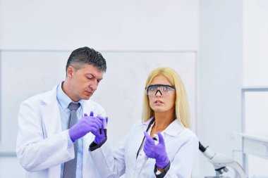 Laboratuvarda çalışan bilim adamları