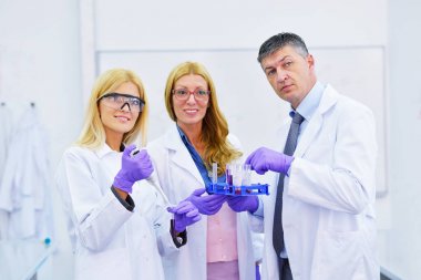 Laboratuvarda çalışan insanların grup