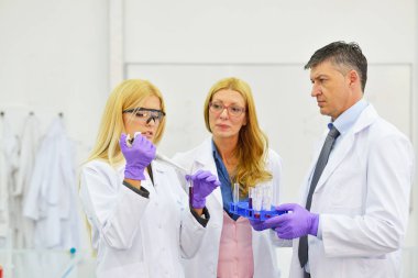 Laboratuvarda çalışan insanların grup