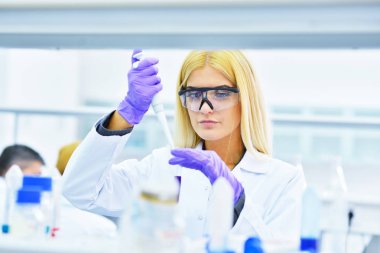 Laboratuvar genç sarışın