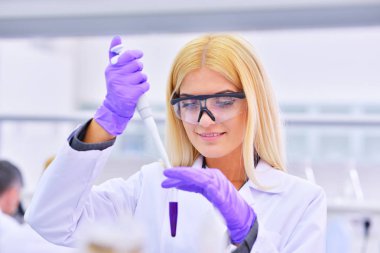 Laboratuvar genç sarışın