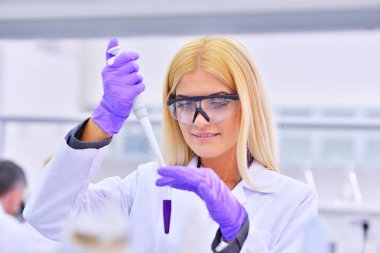 Laboratuvar genç sarışın