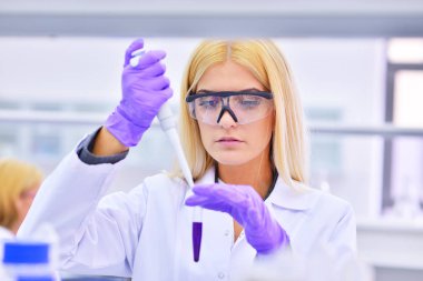 Laboratuvar genç sarışın