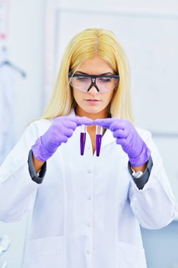 Laboratuvar genç sarışın