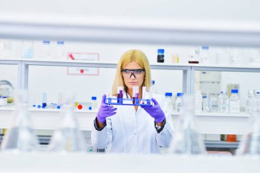 Laboratuvar genç sarışın