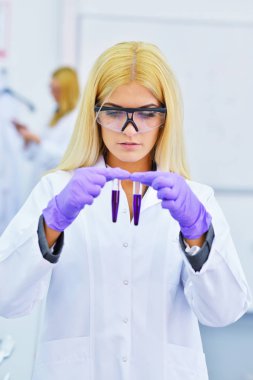 Laboratuvar genç sarışın