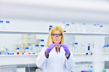 Laboratuvar genç sarışın