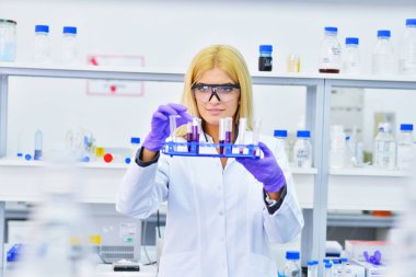 Laboratuvar genç sarışın