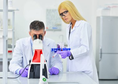 Laboratuvarda çalışan bilim adamları