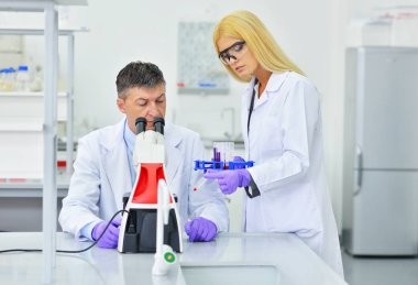 Laboratuvarda çalışan bilim adamları