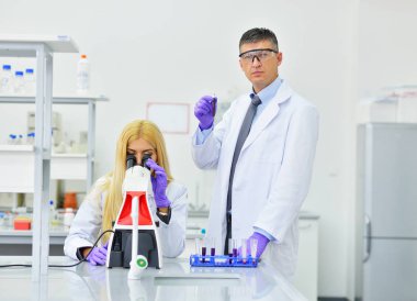 Laboratuvarda çalışan bilim adamları