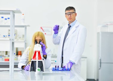 Laboratuvarda çalışan bilim adamları