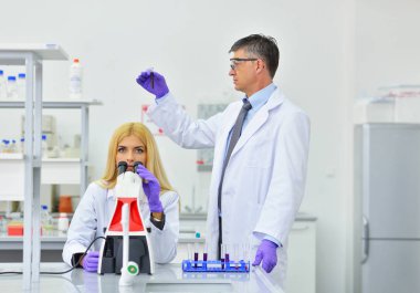 Laboratuvarda çalışan bilim adamları