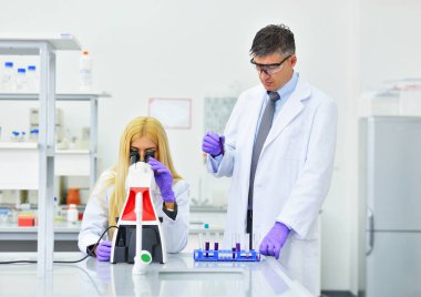 Laboratuvarda çalışan bilim adamları