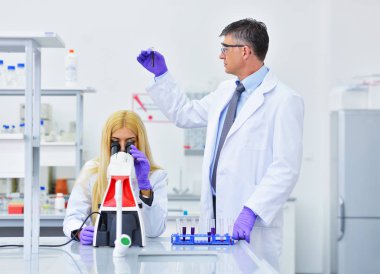 Laboratuvarda çalışan bilim adamları