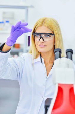 Laboratuvar genç sarışın