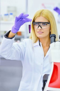 Laboratuvar genç sarışın