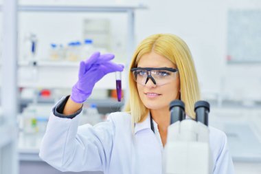 Laboratuvar genç sarışın