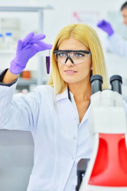 Laboratuvar genç sarışın