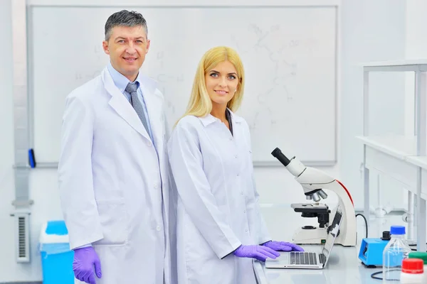 Científicos trabajando en laboratorio — Foto de Stock