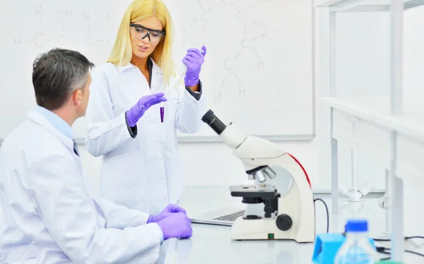 Científicos trabajando en laboratorio — Foto de Stock