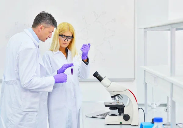 Científicos trabajando en laboratorio — Foto de Stock