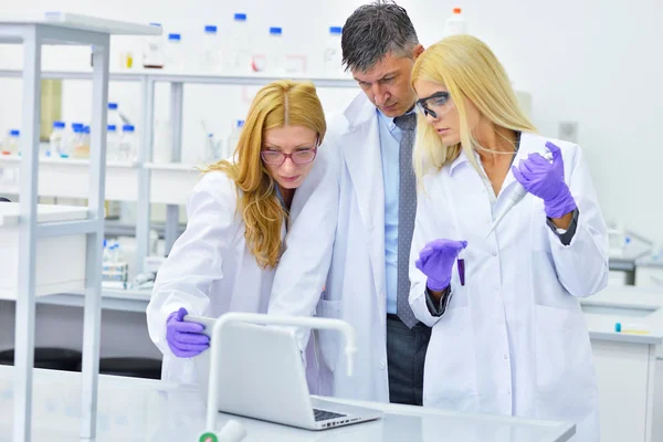 Laboratuvarda çalışan insanların grup