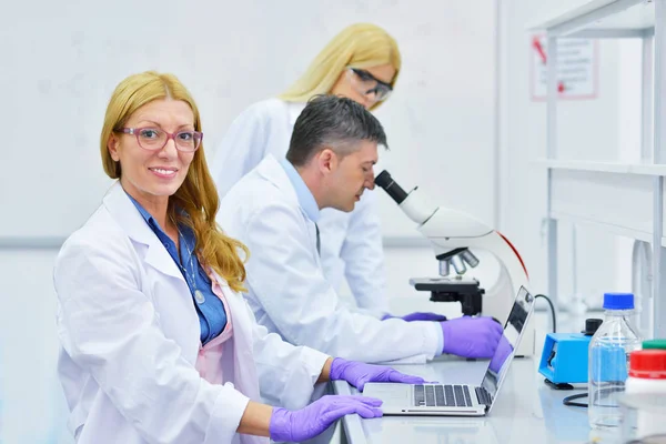 Grupo Personas Que Trabajan Laboratorio — Foto de Stock