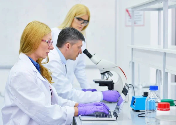 Grupo Personas Que Trabajan Laboratorio — Foto de Stock