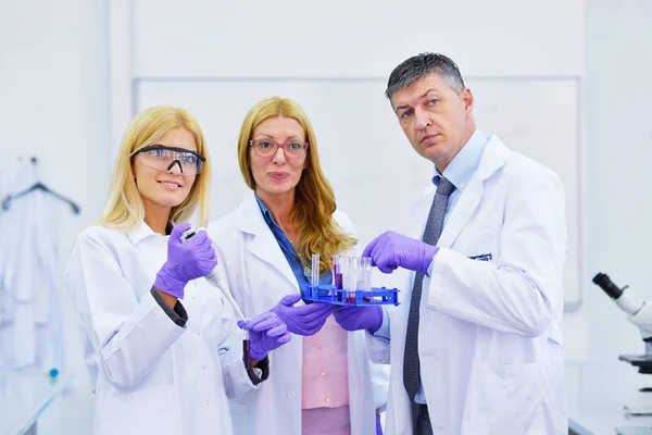 Gruppo Persone Che Lavorano Laboratorio — Foto Stock