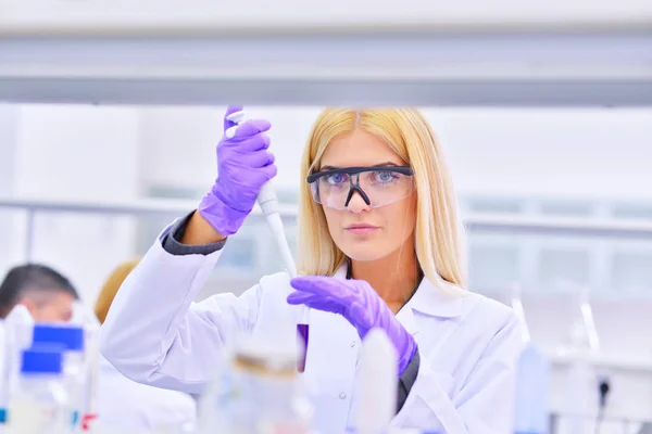 Giovane bionda in laboratorio — Foto Stock