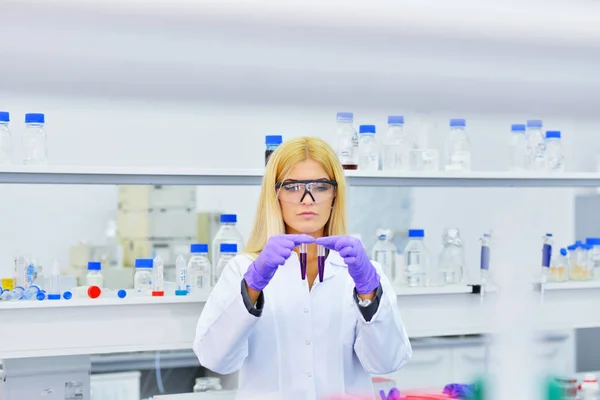 Ung blondin i laboratorium — Stockfoto