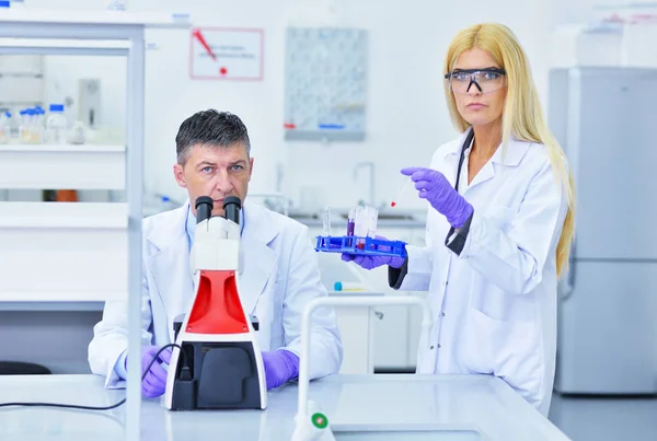 Scienziati che lavorano in laboratorio — Foto Stock