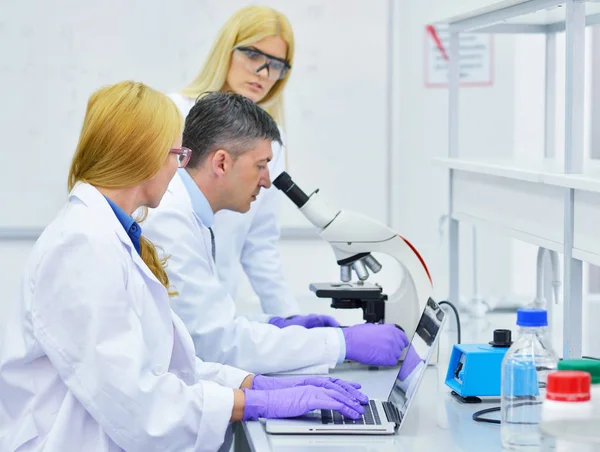 Grupo Personas Que Trabajan Laboratorio — Foto de Stock