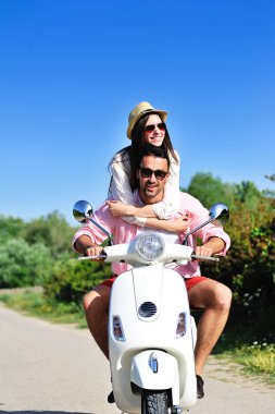 Çift üzerinde motosiklet sürme