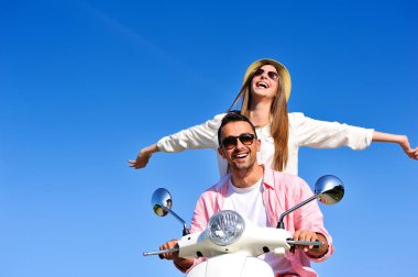 Çift üzerinde motosiklet sürme