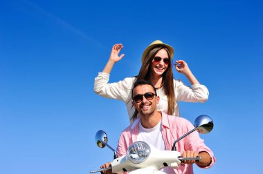 Çift üzerinde motosiklet sürme