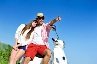 Motosiklette oturan çift