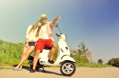 Motosiklette oturan çift