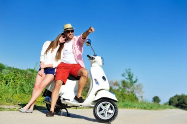 Motosiklette oturan çift