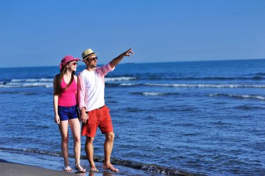 Sahil üzerinde sarılma sevgi dolu Çift