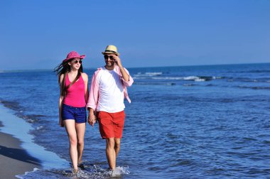 Deniz kıyısında yürüme Çift